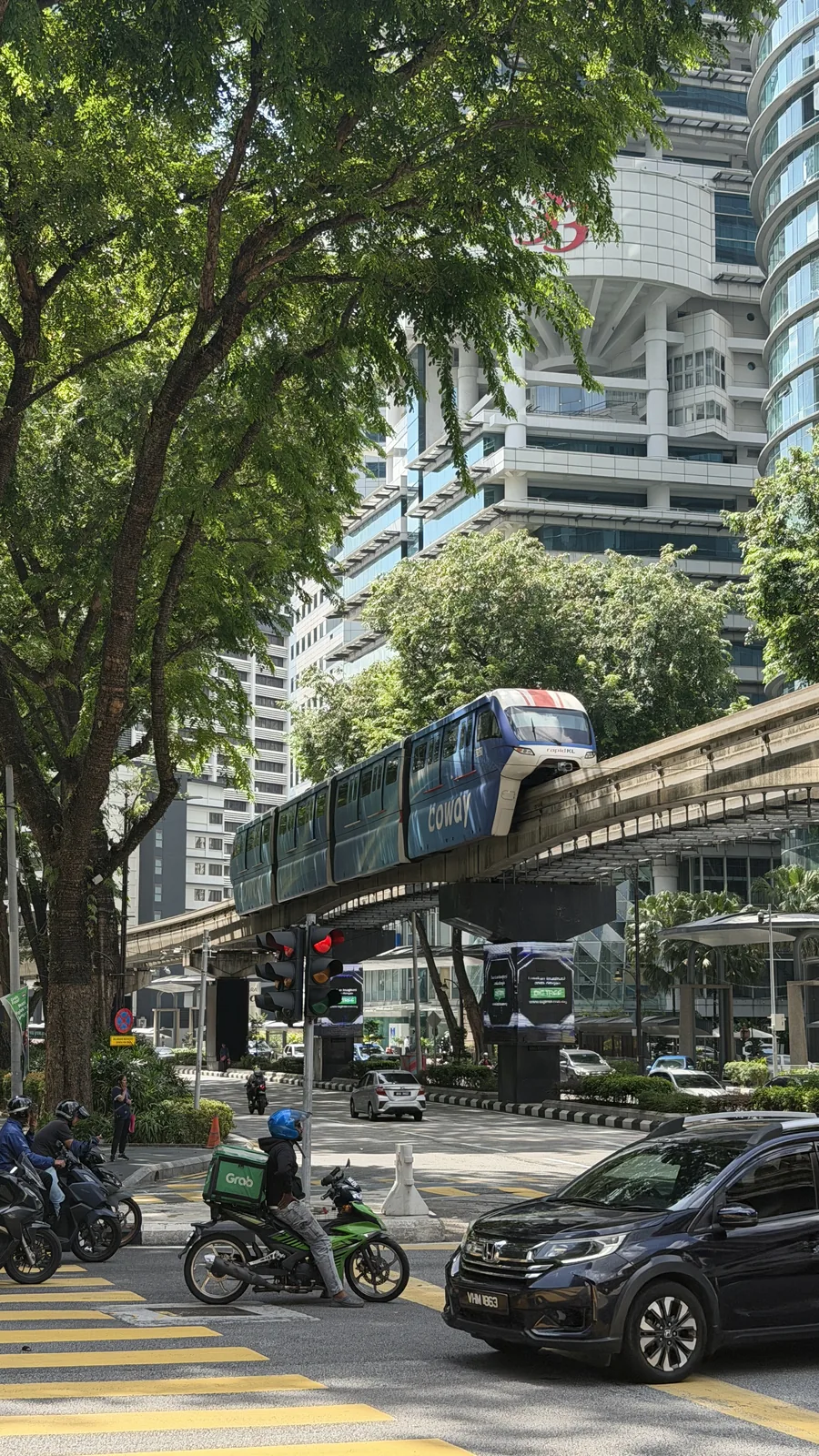 Ulica w centrum Kuala Lumpur z kolejką Monorail