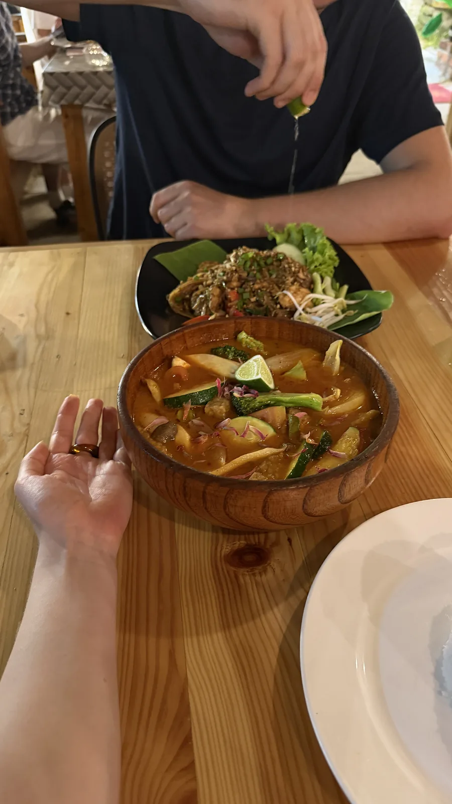 Lokalna zupa Tom Yum i smażony makaron na Langkawi