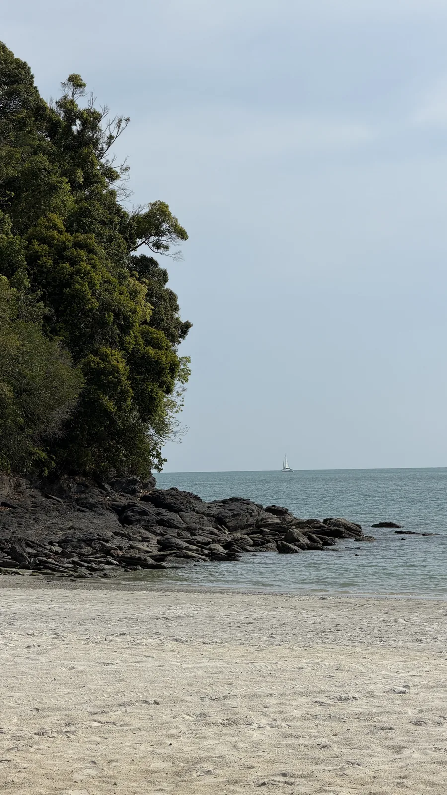 Dzika, pusta plaża Pantai Tengah na Langkawi